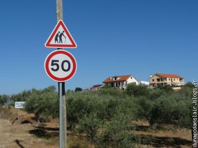 Sur la route de Chaves : attention, passage de vieux (soldats)