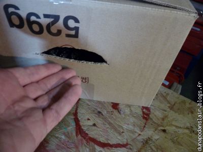 Un autre miracle technologique : des trous sur le côté des cartons